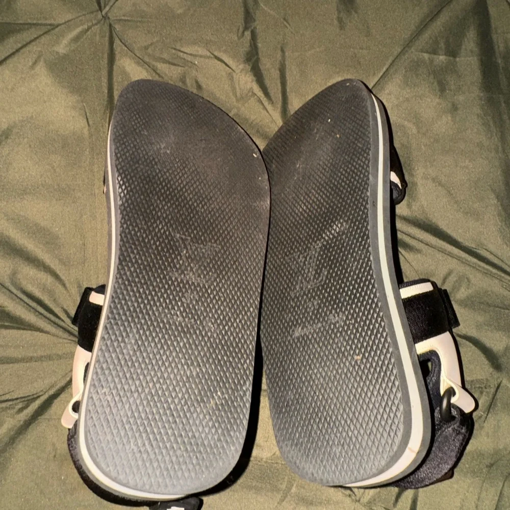 LV sandals - Picture 3 of 4